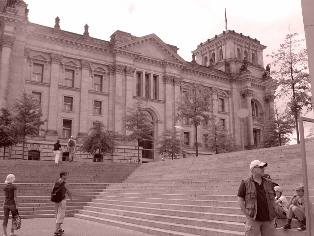 Stairs and seats at once (Berlin-Sepia-Projekt - Pic. 035)