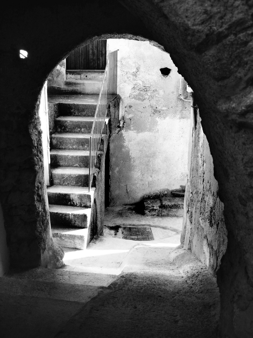 Stairs to the old house - Alla vecchia casa