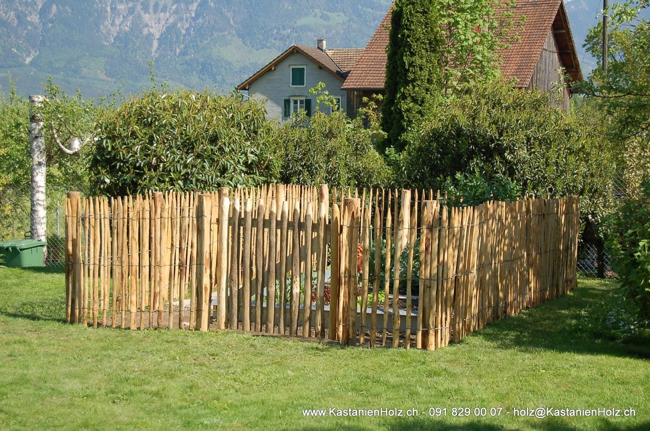 Staketenzaun für Gemüsegarten mit Türchen Foto & Bild naturstein