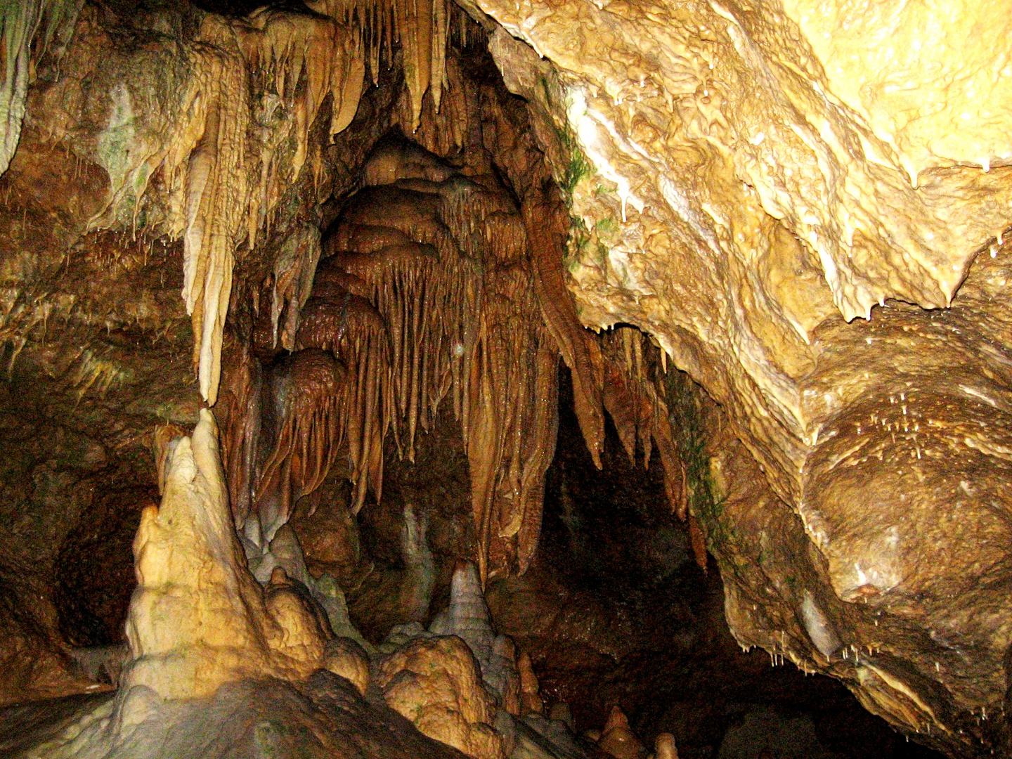 Stalagmiten und Stalaktiten