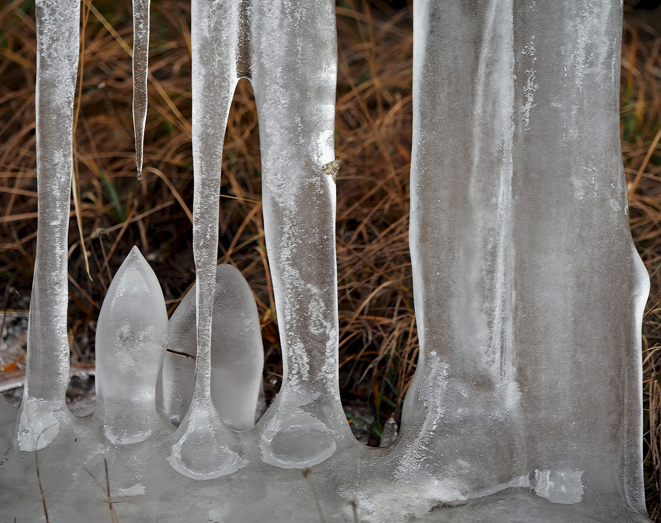 Stalagmiten und Stalaktiten aus Eis mit einem Schneespanner! - Stalagmites et stalactites de glace!