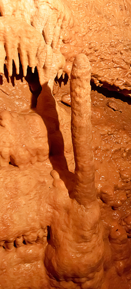 Stalagnite in einer kleinen Tropfsteinhöhle in der Slowakei