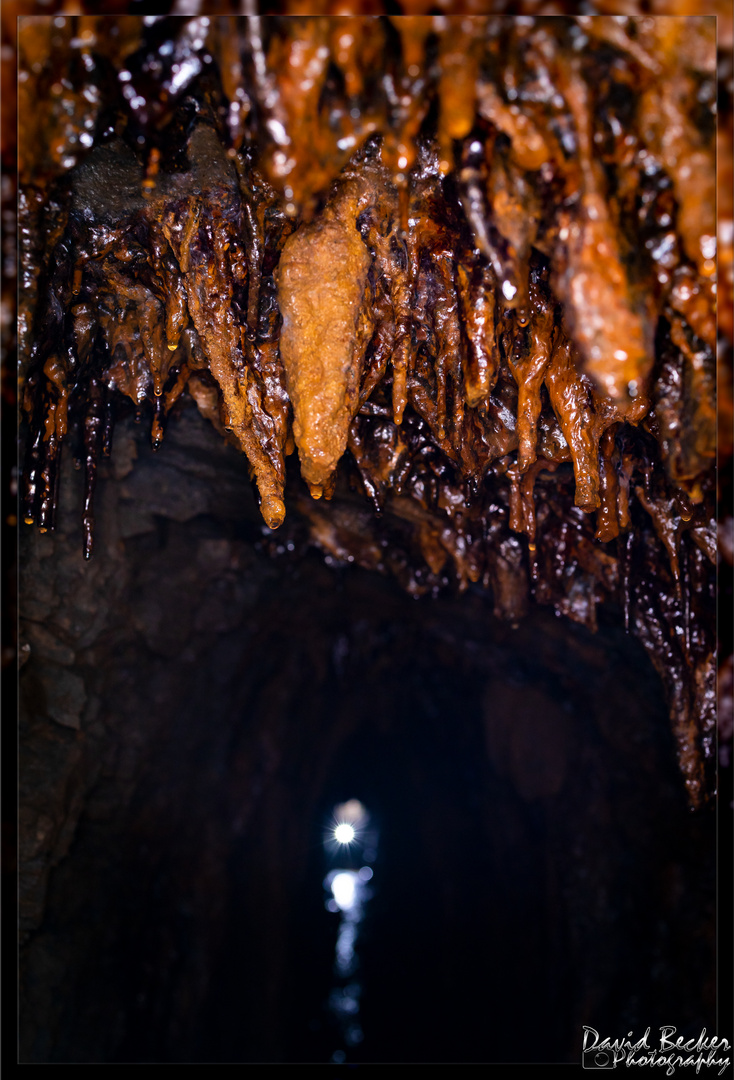 Stalagtiten in einem alten Eisenerzstollen