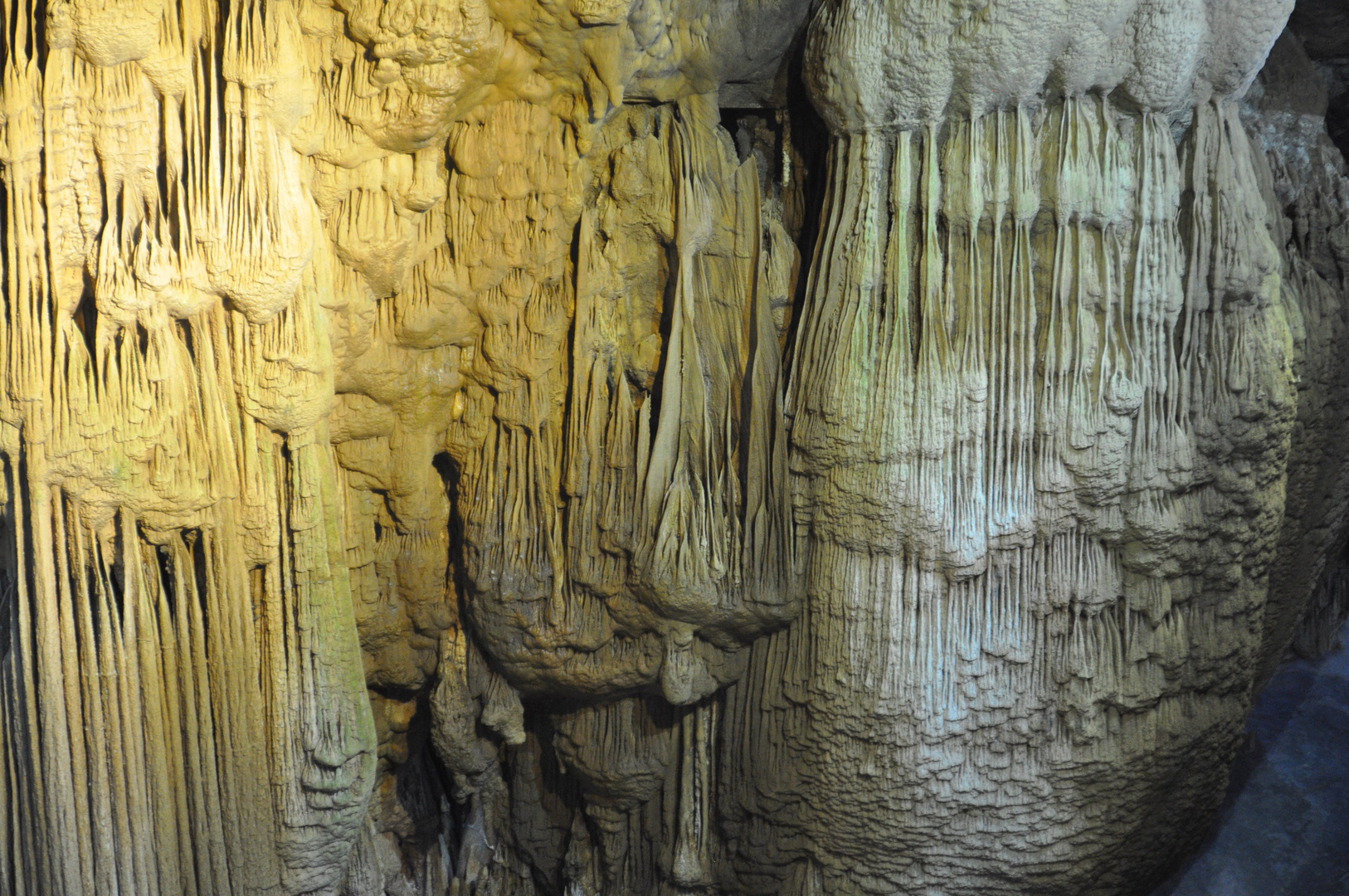 Stalaktiten in der Paradieshöhle