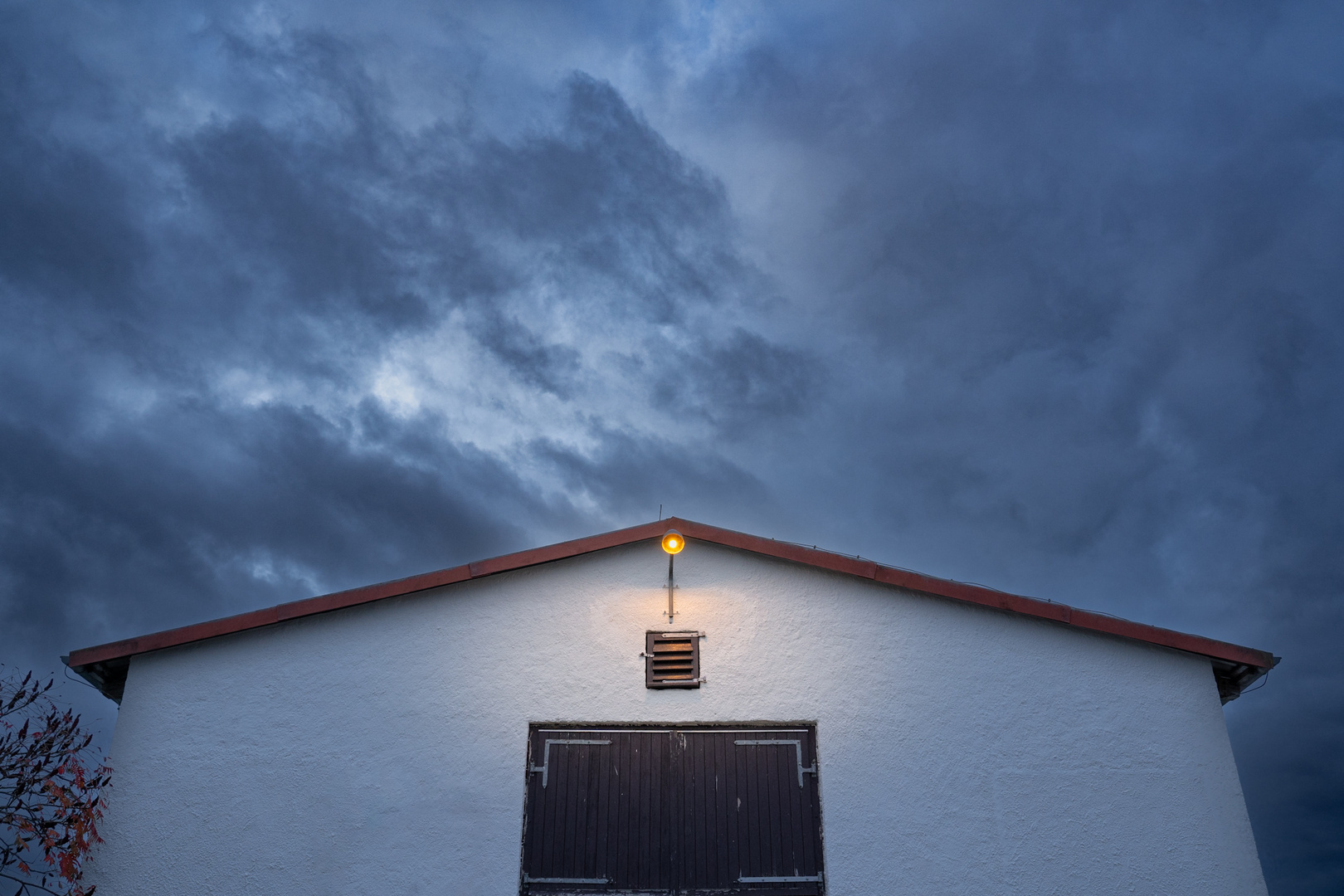 Stall im Abendlicht