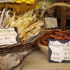 Stand mit Hundeleckerlies auf einem Mittelaltermarkt