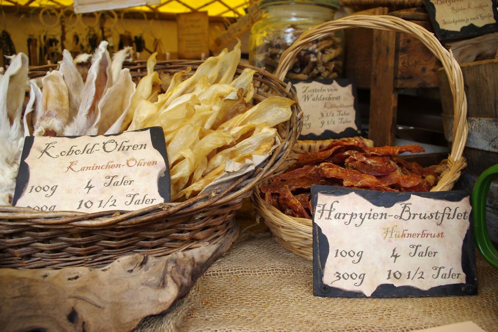 Stand mit Hundeleckerlies auf einem Mittelaltermarkt