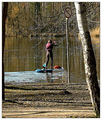 Stand-up-Paddling am Weiher