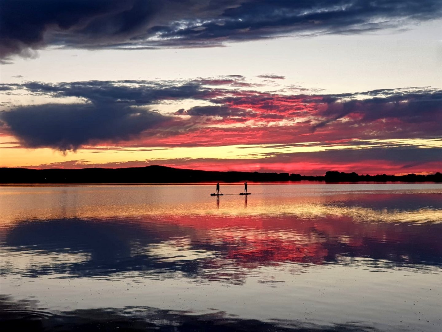 Stand up Paddling bei Sonnenuntergang