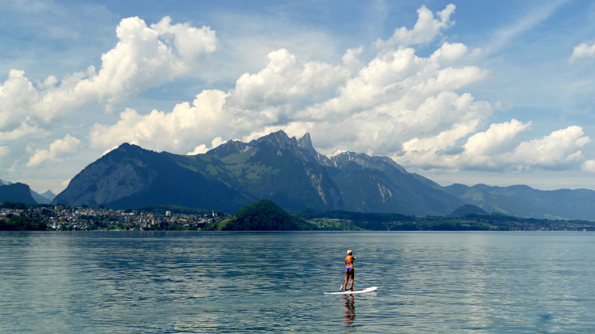 °°°° Stand-Up Paddling vor Bergpanorama °°°°