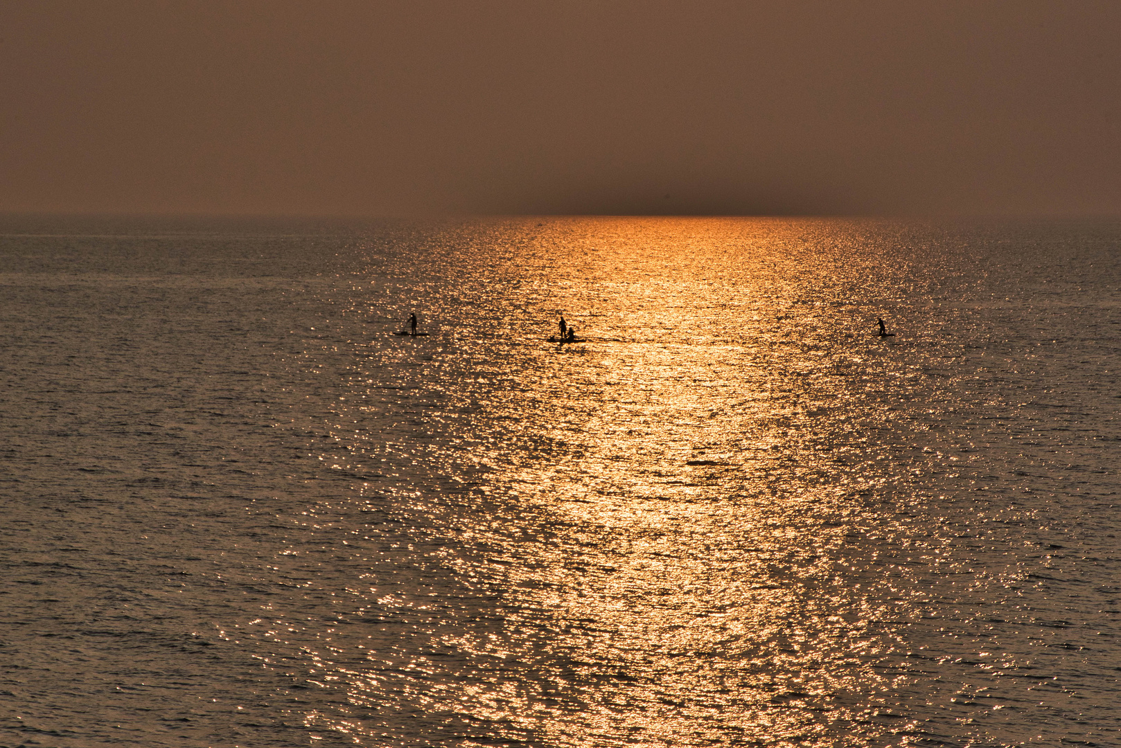 stand up paddlings am Abend auf der Ostsee