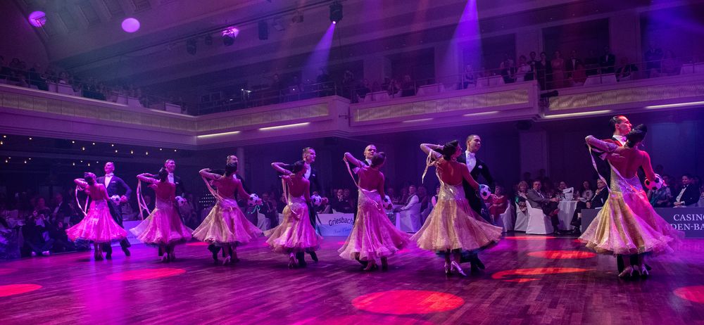 Standardformation Vera Tyumen (Russland) mit der Choreografie "Champions League"