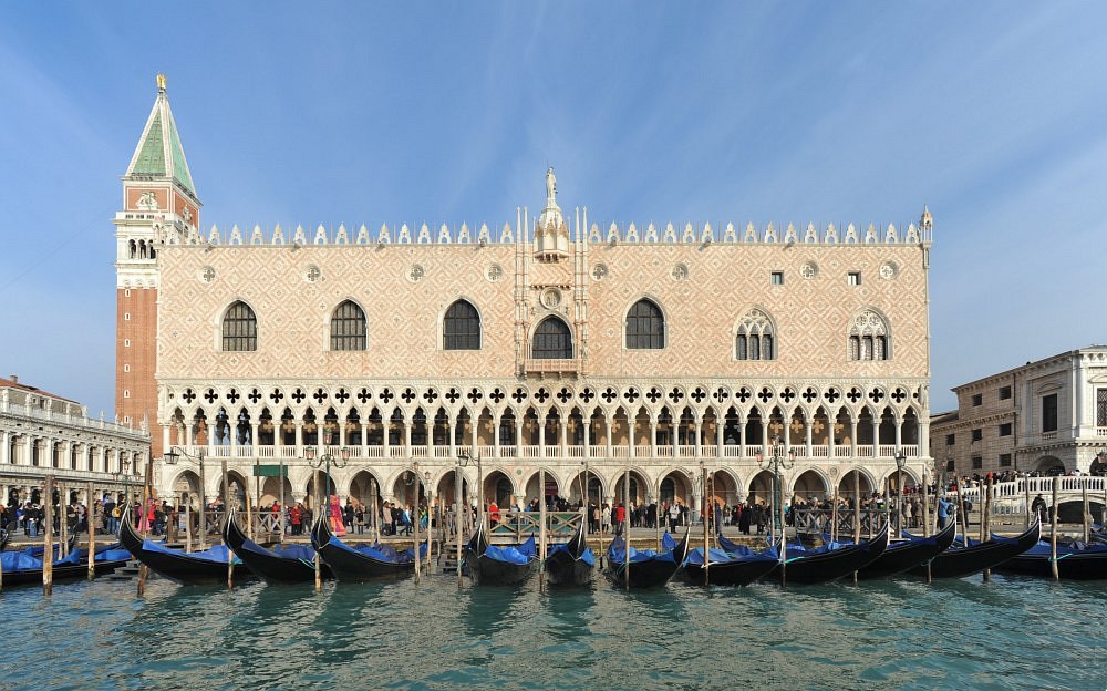 Standardmotiv 3: Gondeln mit blauer Persenning vor dem Palazzo Ducale