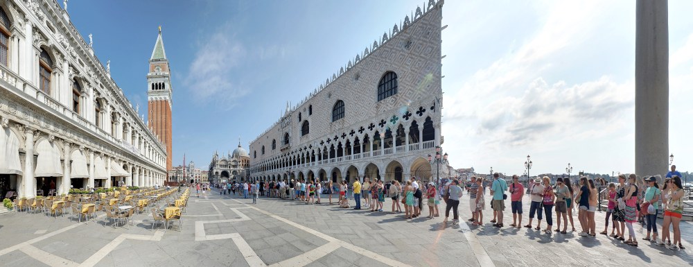 Standardmotiv 7: Touristen vor San Marco