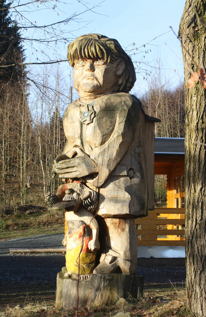 Standbild der Kanzlerin - Holzskulptur