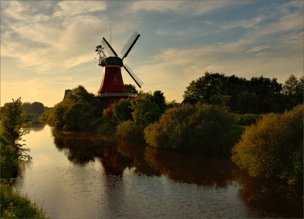 Standhafte Mühle  im Abendlicht ...,