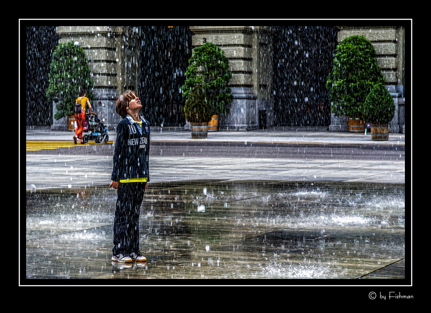 "Standing in the rain" oder so ähnlich ;-)