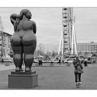 "Standing Women" im Lustgarten