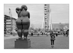 "Standing Women" im Lustgarten