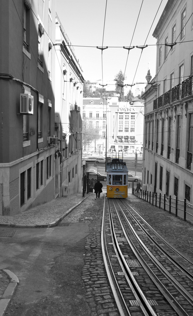 Standseilbahn "Ascensor da Glória" im Bairro Alto von Lissabon