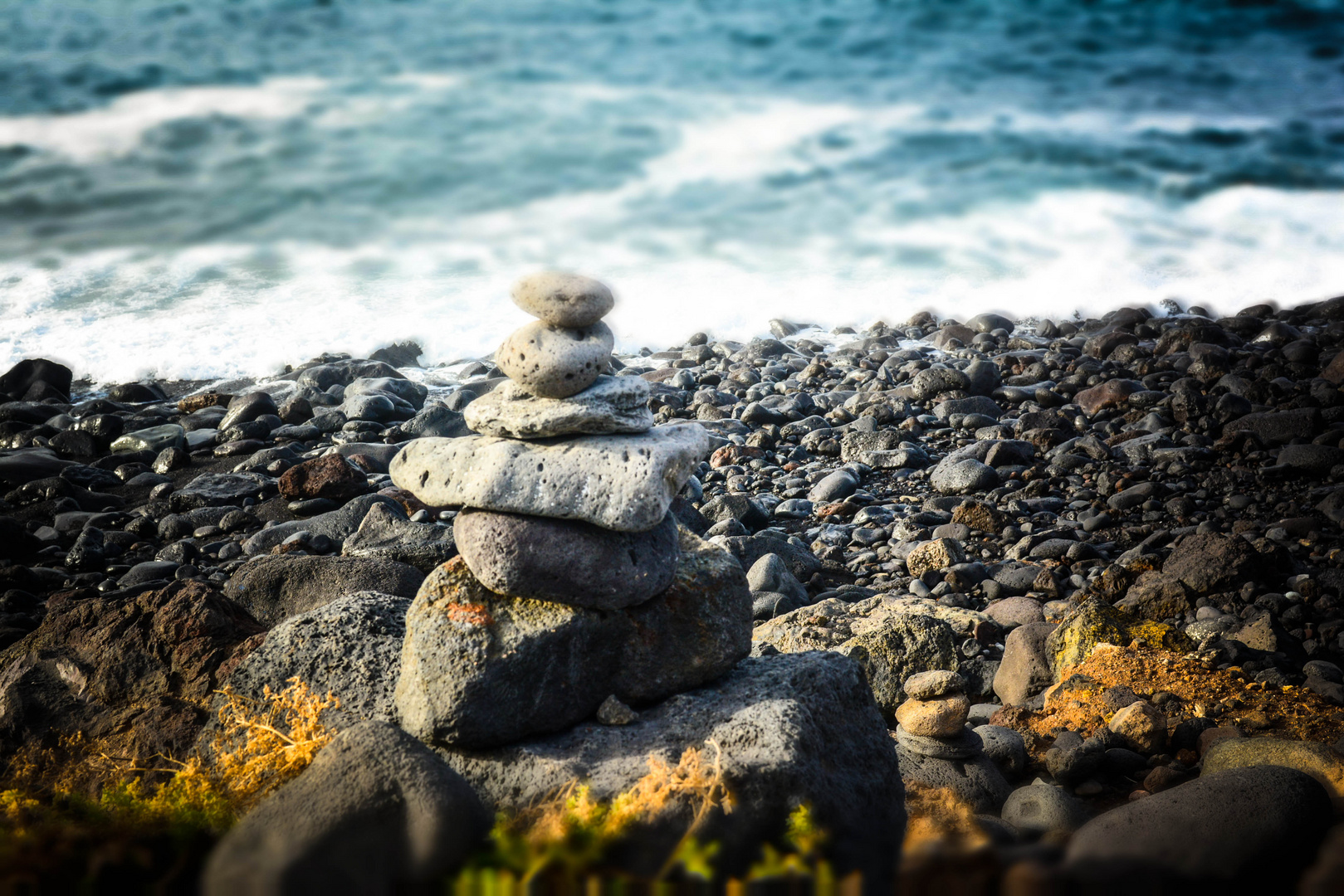 Stapel Steine auf Strand in Teneriffa-Playa Jardi