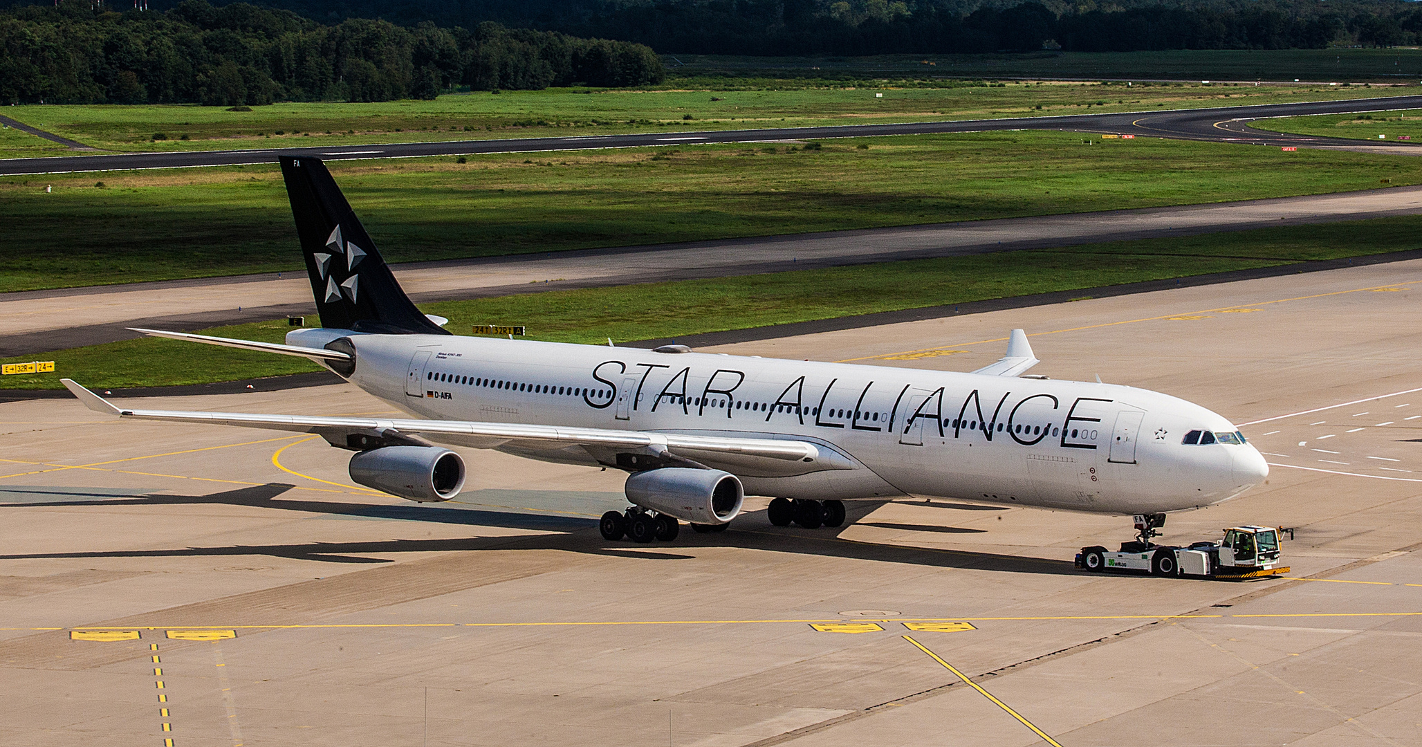 Star Alliance AIRBUS 340-300  - Kennung D-AIFA