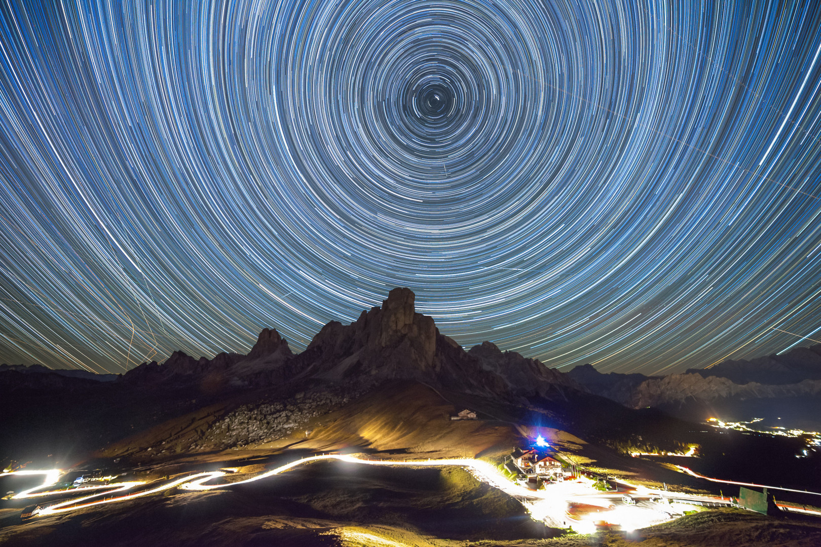 Star trails über dem Giau Pass