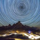 Star trails über dem Giau Pass