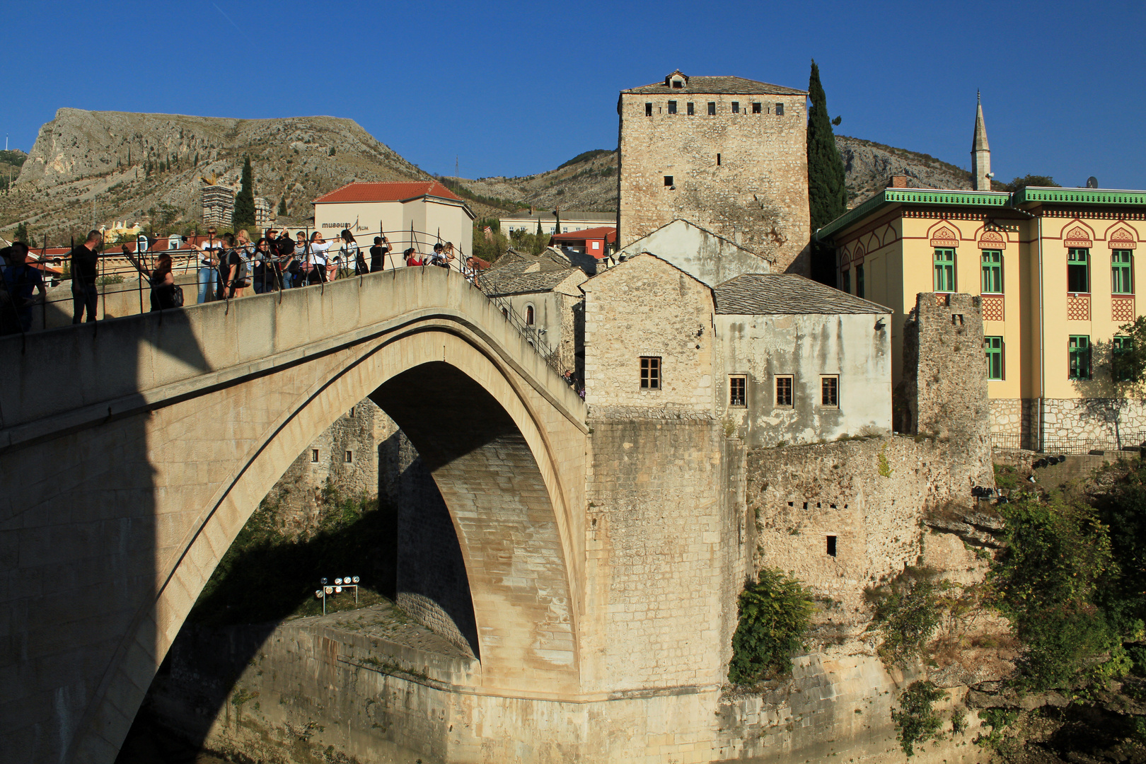 Stari Most - die Alte Brücke von Mostar  in Bosnien-Herzegowina (1)