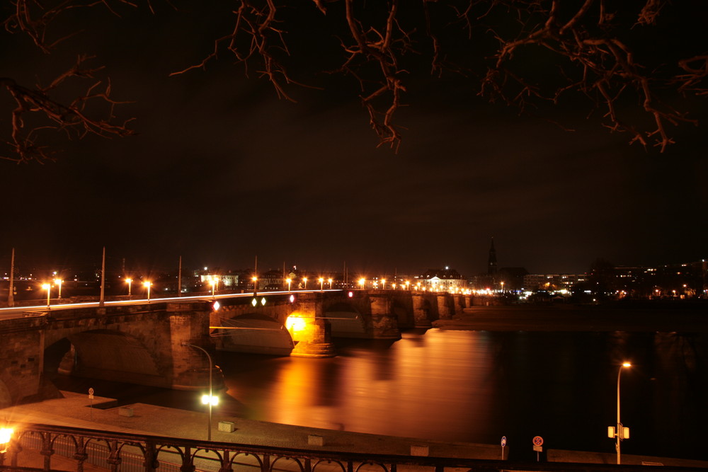 Starke August-Brücke über den Bronze-Fluß