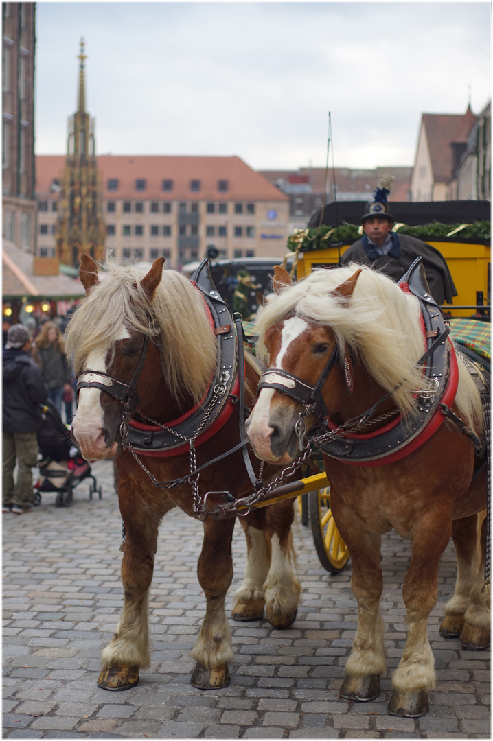 Starke Blondinen auf dem Nürnberger Chriskindlesmarkt