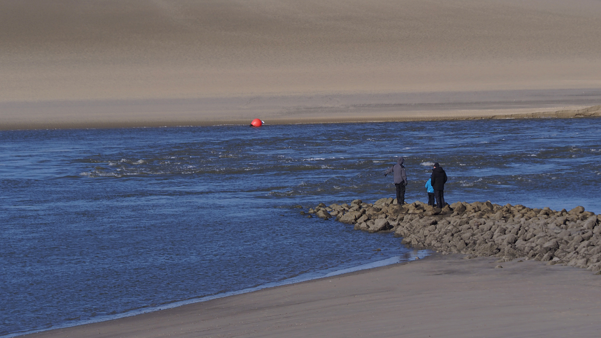 Starke Stömung bei auflaufendem Wasser zwischen der Sandbank und einer Borkumer Strandbuhne