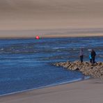 Starke Stömung bei auflaufendem Wasser zwischen der Sandbank und einer Borkumer Strandbuhne