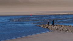 Starke Stömung bei auflaufendem Wasser zwischen der Sandbank und einer Borkumer Strandbuhne