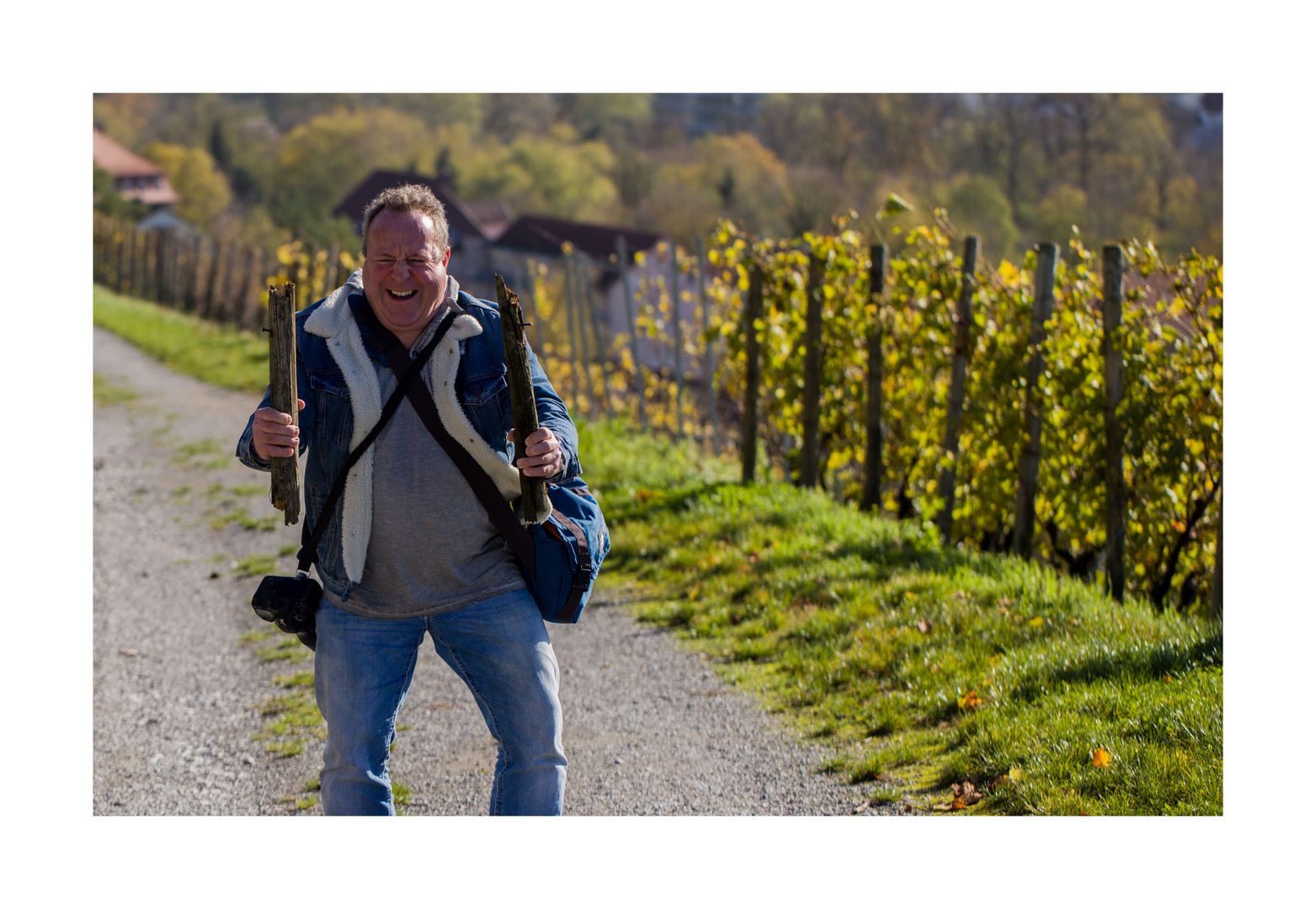 Starker Mann im Weinberg