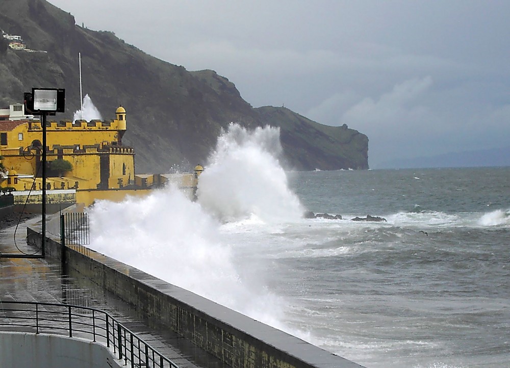 Starker Seegang vor Funchal - Madeira