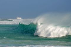 Starker Wellengang auf Fuerteventura mit Fährschiff