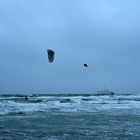 Starker Wind vor Warnemünde in der blauen Stunde