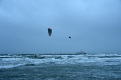 Starker Wind vor Warnemünde in der blauen Stunde