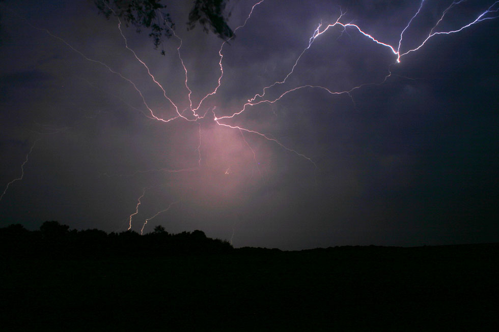 Starkes Wetterleuchten am Horizont