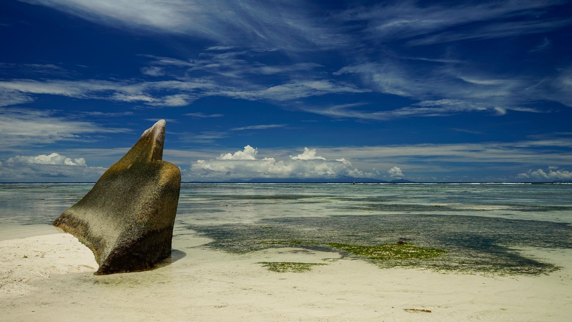 Starklar! Granitfelsen in Startpose bei schöner Sicht über die Anse Source d`Argent