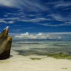 Starklar! Granitfelsen in Startpose bei schöner Sicht über die Anse Source d`Argent