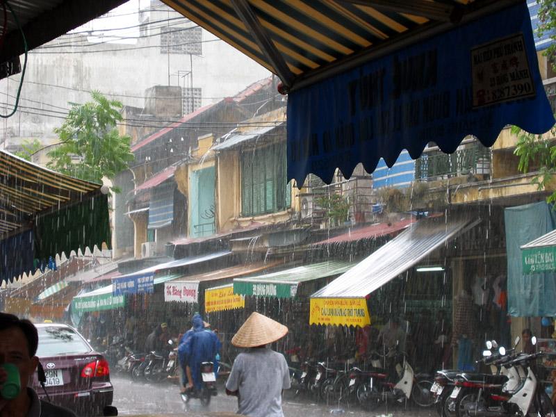 Starkregen in der Altstadt von Hanoi - Hang Duong Gasse