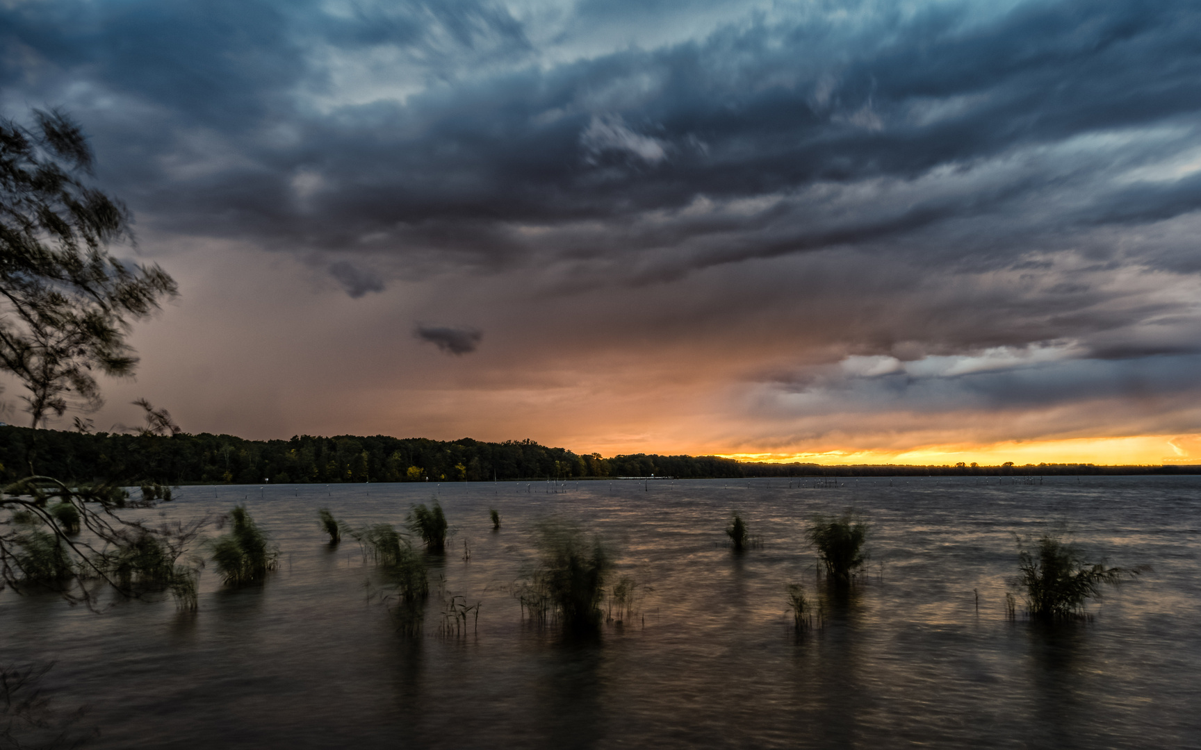 Starkwind, Regen und Sonnenuntergang am grossen Müggelsee