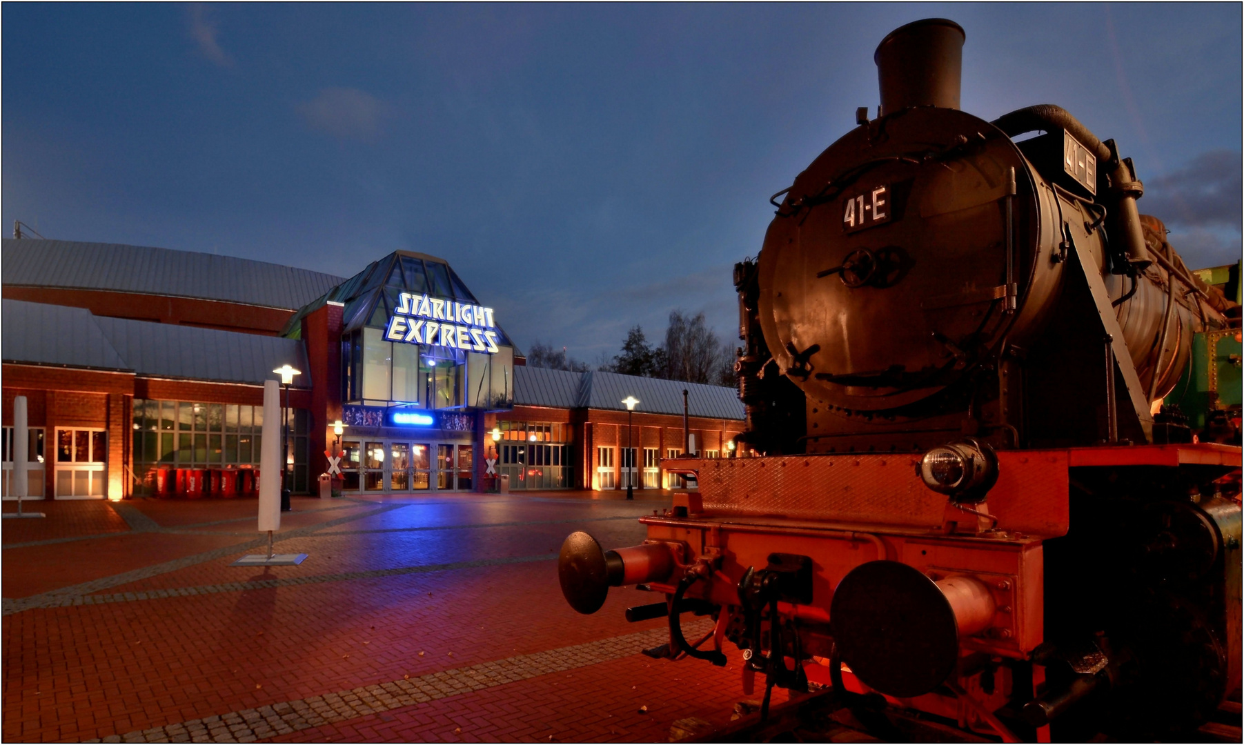 Starlight Express Theater Bochum 1 Foto Bild Architektur Architektur Bei Nacht Gebaude Bilder Auf Fotocommunity