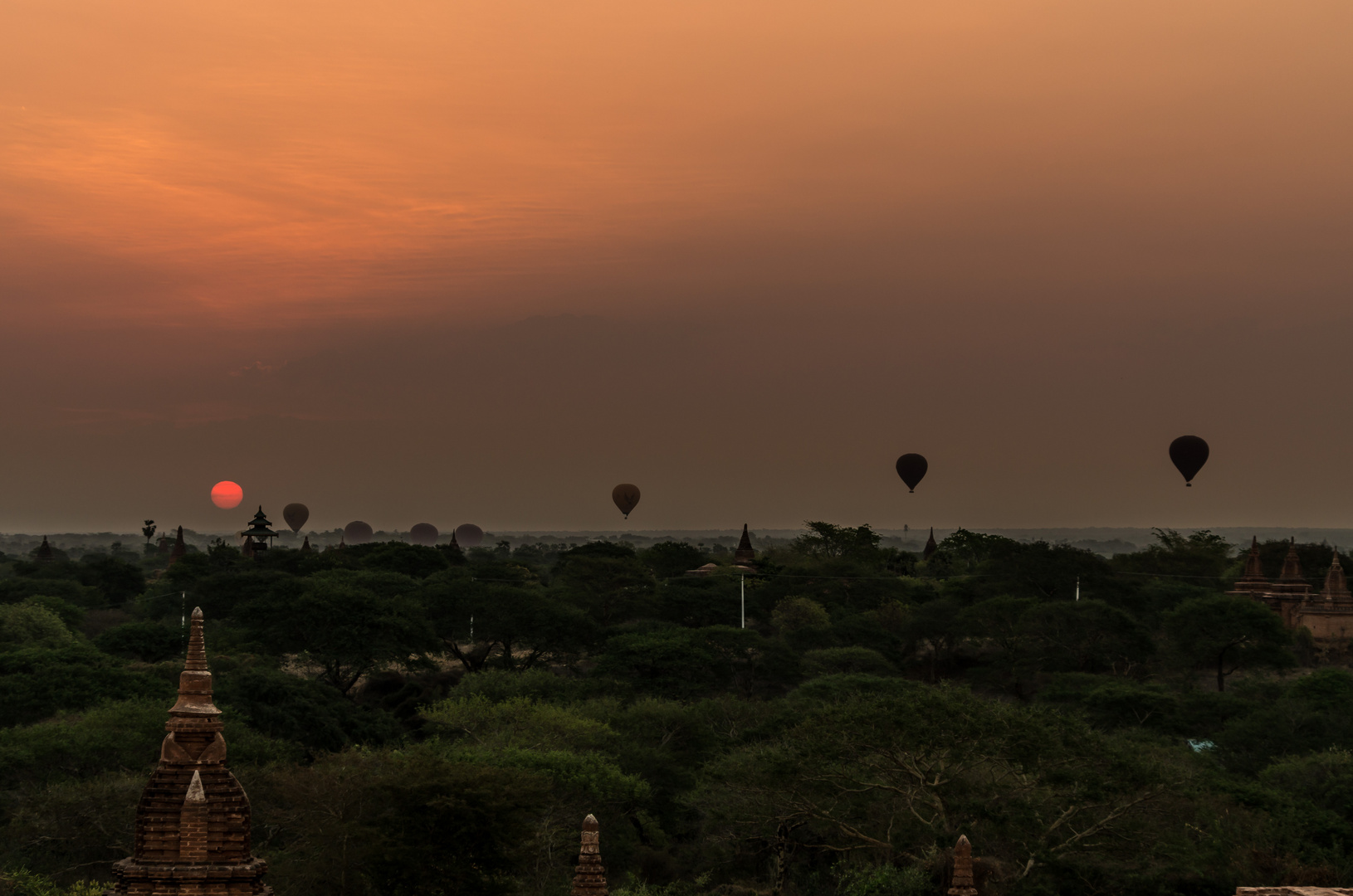 Start der Balone bei Sonnenaufgang über Bagan