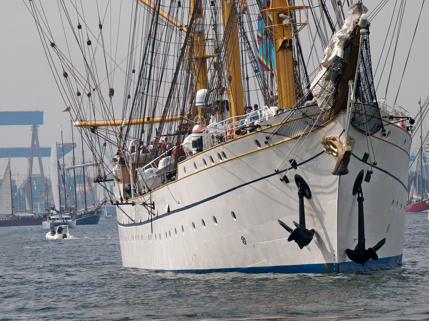 Start der Windjammerparade 2014 mit der Gorch Fock