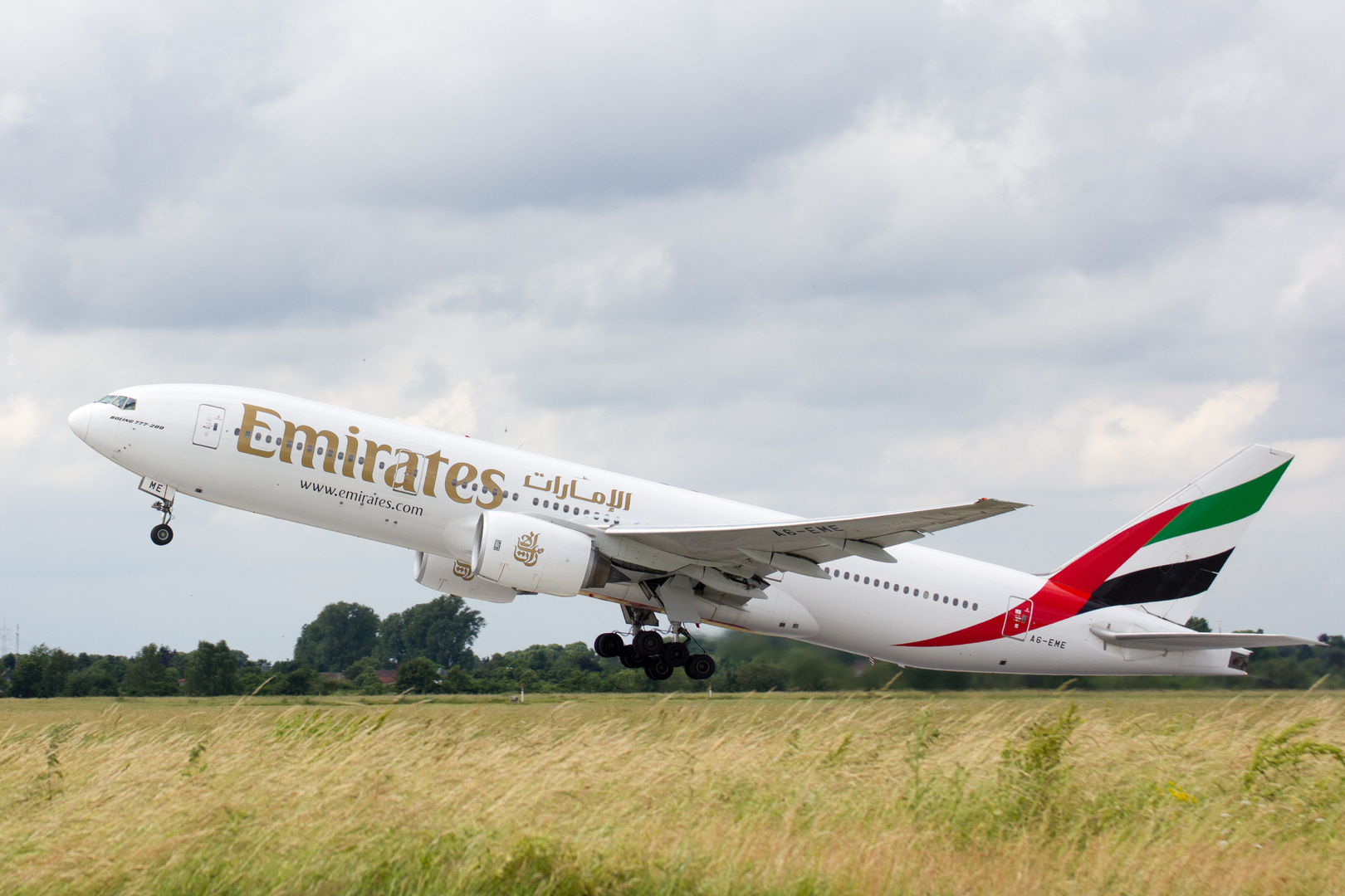 Start einer Boeing 777-300 an Düsseldorfer Flughafen