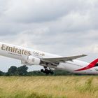 Start einer Boeing 777-300 an Düsseldorfer Flughafen