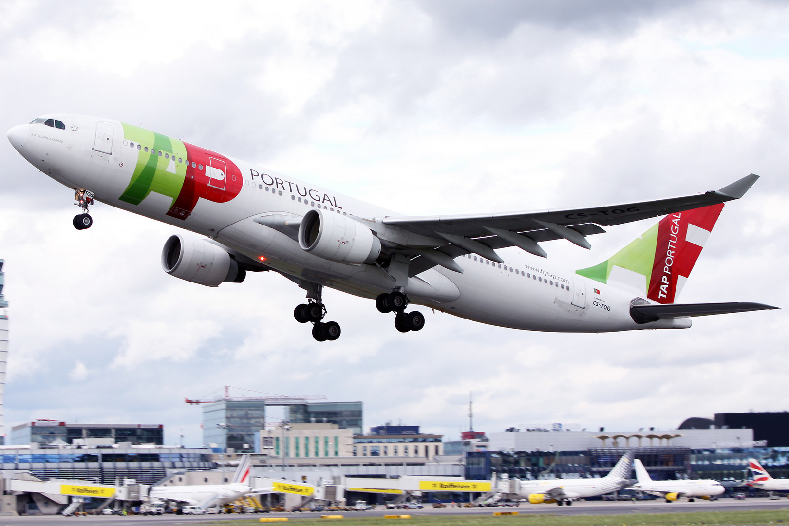 Start eines Airbus A330-200 der Air Portugal von Piste 29 in Wien.